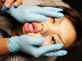 美女の顔面崩壊悪戯① 淫戯指編　サンプル画像06